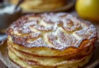 Leckere Apfel-Joghurt-Pfannkuchen auf einem Teller serviert.