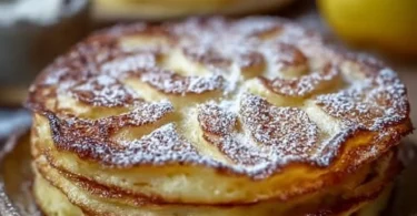 Leckere Apfel-Joghurt-Pfannkuchen auf einem Teller serviert.