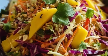 Asiatischer Spitzkohl-Mango-Salat mit frischen Zutaten und exotischem Geschmack.