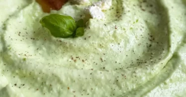 Cremiger Avocado-Feta-Dip in einer Schüssel, perfekt für Snacks