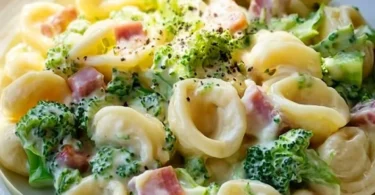 Schüssel mit Brokkoli Schinken Pasta, frisch zubereitet und serviert.