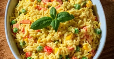 Bunter Reissalat mit Curry auf einem Teller angerichtet