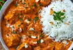 Traditionelles indisches Butter Chicken Gericht mit aromatischen Gewürzen