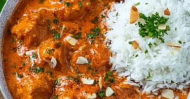 Traditionelles indisches Butter Chicken Gericht mit aromatischen Gewürzen