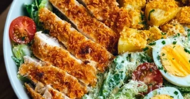 Schmackhafte Caesar-Hähnchen-Bowl mit frischem Hähnchen und Salatzutaten