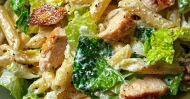 Leckere Portion Caesar Nudelsalat mit Nudeln, Salat und Dressing