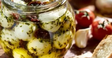 Eingelegter Mozzarella in aromatischer Marinade mit Kräutern