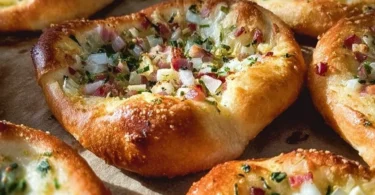 Flammkuchen Brezeln serviert mit frischen Zutaten auf einem Holzbrett