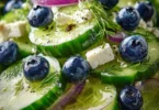 Frischer Gurken-Blaubeer-Salat mit knackigen Gurken und süßen Blaubeeren