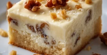Kuchen mit Pudding und Walnüssen auf einem Tisch serviert