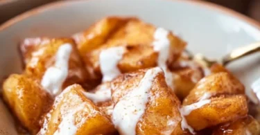 Gebackene Äpfel im Air Fryer, serviert mit Zimt und Nüssen.