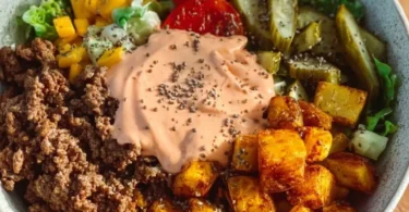 Gesunde Burger Bowl mit frischem Gemüse und proteinreichem Topping