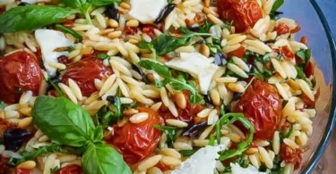 Italienischer Orzo Salat mit frischen Zutaten und einem köstlichen Dressing