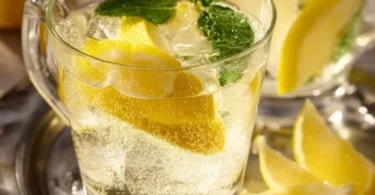 Kalte Ente - erfrischendes Getränk aus Sekt und Wein für Feiern