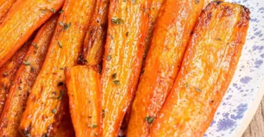 Geröstete Karotten aus dem Airfryer auf einem Teller serviert