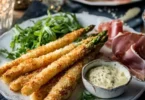 Knuspriger Parmesan Spargel aus dem Ofen auf einem weißen Teller