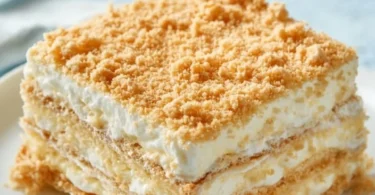 Kuchen mit Butterkeksen und Kondensmilch auf einem Teller serviert