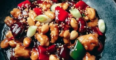 Schüssel mit köstlichem Kung-Pao-Hühnchen - ein traditionelles chinesisches Gericht