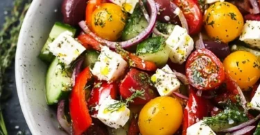 Mediterraner Salat für Grillabende mit Gemüse und Feta-Käse