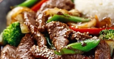 Mongolisches Rindfleisch zubereitet und serviert auf einem Teller