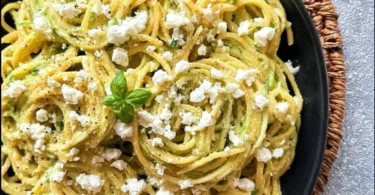 Teller mit Pasta und frischer Zucchini-Sauce, ideal für gesunde Ernährung.