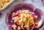 Leckeres Rhabarber-Crumble aus frischem Rhabarber und knusprigem Topping.