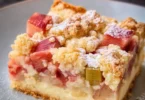 Rhabarberkuchen mit Streusel-Topping, einfach für Backanfänger zu machen.