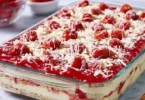 Spaghettieis-Blechkuchen Tassenrezept mit leckerem Eis und Sahne
