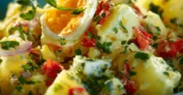Türkischer Kartoffelsalat mit frischen Zutaten und würziger Marinade.